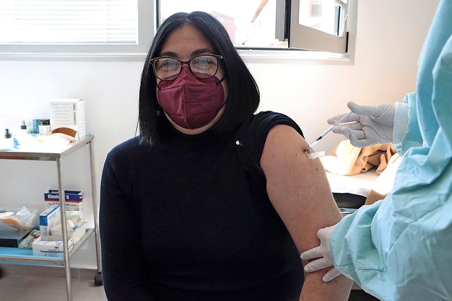 Una profesora del área Pisueña-Cayón menores de 55 años acudieron al centro de salud de Sarón para ser los primeros profesionales del ámbito educativo en recibir la primera dosis de la vacuna AstraZeneca el pasado 10 de marzo. / C. Agüero
