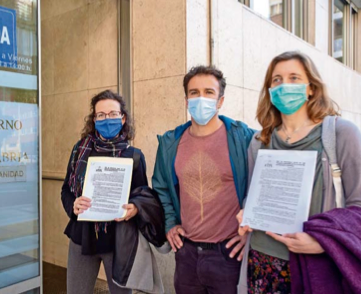 Integrantes de la plataforma registrando el manifiesto en la Consejería de Sanidad. / ALERTA