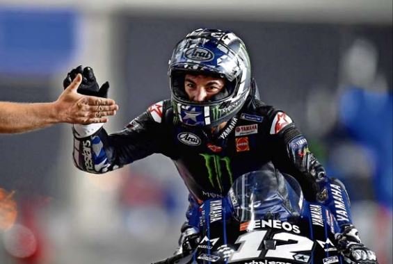 Maverick Viñales celebra su victoria en la carrera de MotoGP del Gran Premio de Catar. / EFE