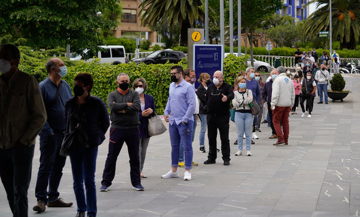 Varias personas esperan en la entrada del Palacio de Exposiciones a que le administren la vacuna contra el coronavirus. / Hardy
