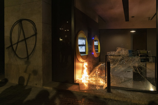 Archivo - Disturbios y destrozos tras la manifestación en defensa de la libertad de Pablo Hasél y los derechos sociales tras 12 días de protestas, en Barcelona (España), a 27 de febrero de 2021. En una imagen de archivo