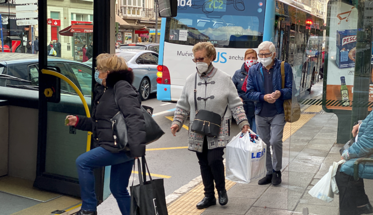 Varias personas suben al autobús con su mascarilla puesta en la ciudad de Santander. / HARDY