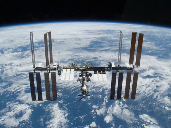 La ISS el mes pasado. La chatarra espacial se clasifica como cualquier tipo de maquinaria o desechos dejados por los seres humanos en el espacio, y puede incluir desde motas de pintura hasta los restos del mayor cohete de China.