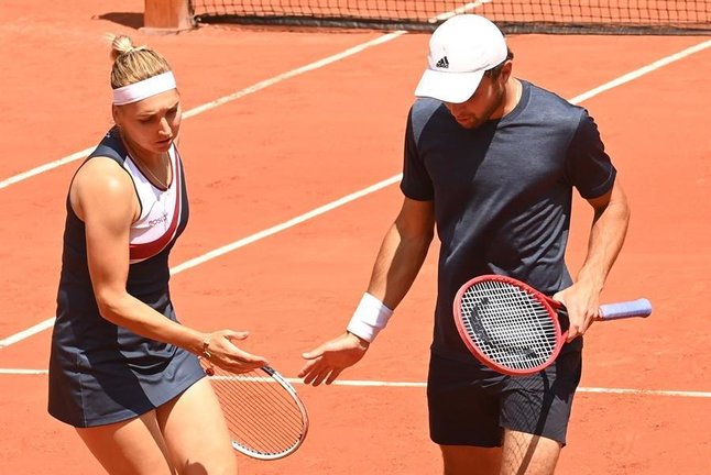 Elena Vesnina (L) of Russia and Aslan Karatsev of Russia react during their mixed doubles final against Desirae Krawczyk of USA and Joe Salisbury of Britain at the French Open tennis tournament at Roland Garros in Paris, France, 10 June 2021. (Tenis, Abierto, Abierto, Francia, Rusia, Reino Unido, Estados Unidos) EFE/EPA/CAROLINE BLUMBERG