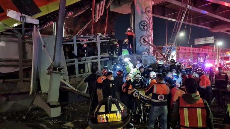 Archivo - Labores de rescate en el desplome de vagones de la Línea 12 del Metro de Ciudad de México.