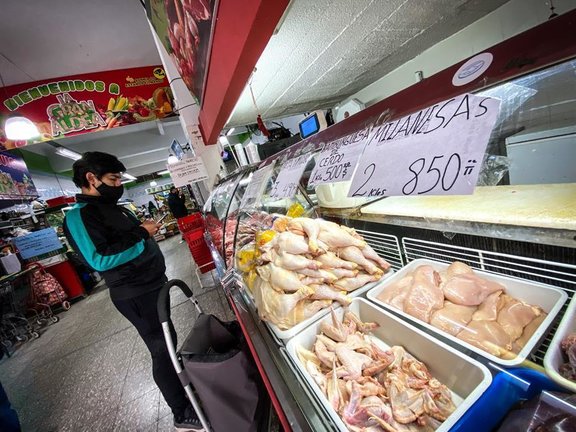 Una mujer hace compras en un supermercado hoy, en Buenos Aires (Argentina). Argentina difunde el índice de precios al consumidor de mayo pasado, tras haber acumulado en el primer cuatrimestre del año una inflación del 17,6 %, cada vez más cerca de la meta del 29 % que el Gobierno había previsto para todo 2021. EFE/ Juan Ignacio Roncoroni
