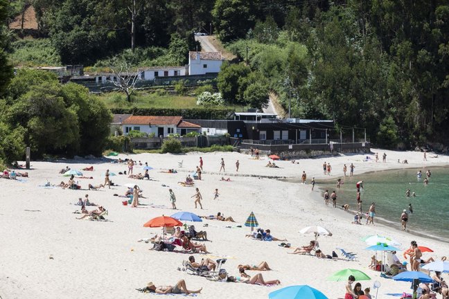 Varias personas se bañan y toman el sol en una playa del municipio de Marín, a 5 de junio de 2021, en Marín, Pontevedra, Galicia, (España).