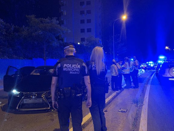 Agentes de Policía de Madrid durante un accidente en Sinesio Delgado