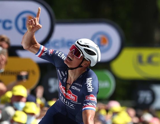 El ciclista holandés Mathieu Van Der Poel, del equipo Alpecin-Fenix, gana la 2ª etapa del Tour de Francia 2021 sobre 183,5 km de Perros-Guirec a Mur de Bretagne Guerledan, Francia, 27 de junio de 2021. (Ciclismo, Francia) EFE/EPA/Michael Steele / POOL