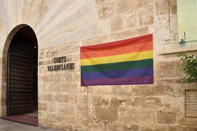 Bandera LGTBI en la fachada de Les Corts