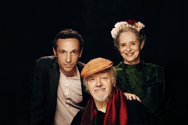 El actor Pablo Derqui, junto al director teatral Mario Gas y la actriz Vicky Peña