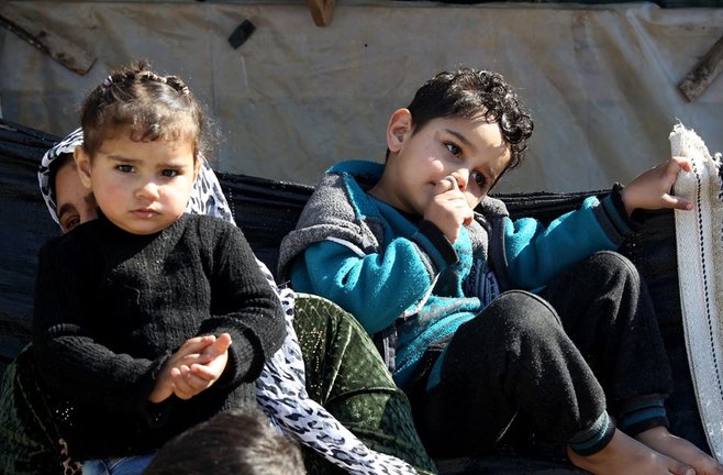 Archivo - Niños sirios refugiados en un campamento en el norte de Líbano