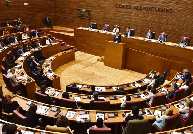 Archivo - Vista general del hemiciclo de Les Corts valencianas durante el debate de investidura del president de la Generalitat