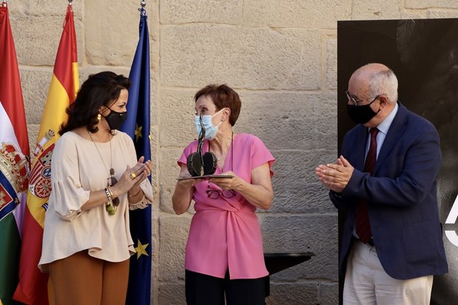 La exdirectora del Archivo Provincial Micaela Pérez recibe el galardón de las Artes y la Cultura de La Rioja de manos de la presidenta riojana, Concha Andreu, y en presencia del consejero de Cultura