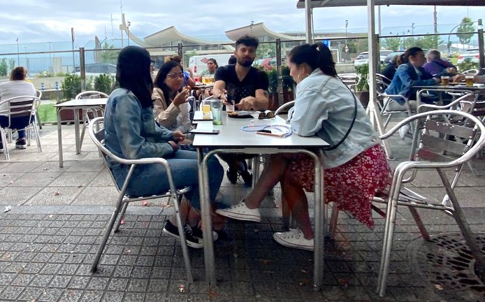 Un grupo de jóvenes en una terraza de Santander. / Hardy