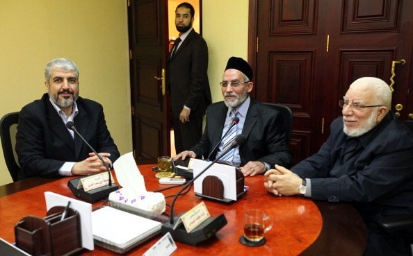Archivo - El líder de Hermanos Musulmanes, Mohamed Badie, en el centro de la imagen, con el líder de Hamás, Jaled Meshal, a la izquierda