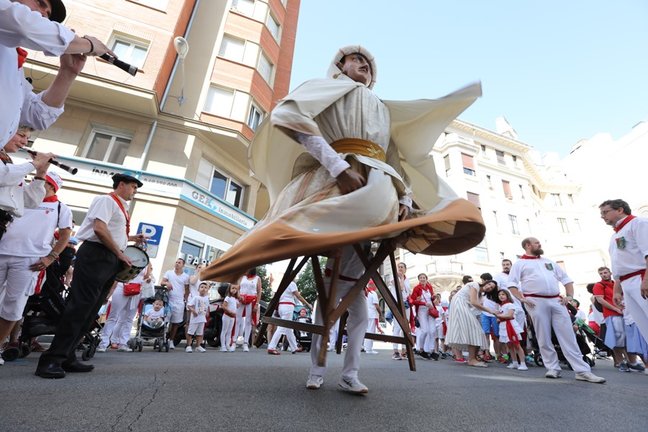Archivo - Baile de uno de los gigantes de la Comparsa durante las fiestas de San Fermín de 2019