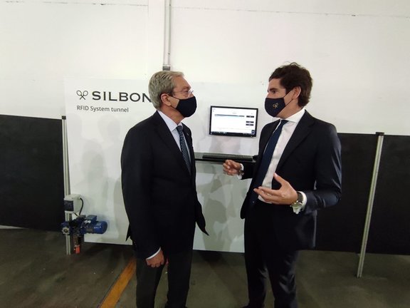 Rogelio Velasco y Pablo López hablan junto al túnel de identificación por radiofrecuencia del nuevo centro logístico de Silbon.