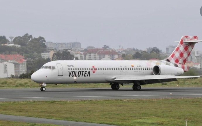 Archivo - Avión de Volotea en el aeropuerto Seve Ballesteros-Santander