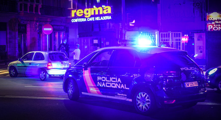 Un coche de policía para a un vehículo durante el Toque de queda en Santander. / Hardy