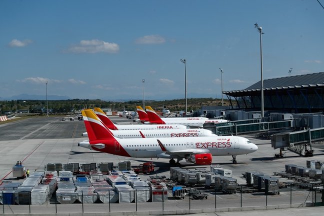 Archivo - Varios aviones de Iberia en la terminal 4 del Aeropuerto de Madrid-Barajas Adolfo Suárez.