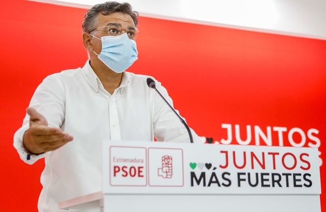 El portavoz del PSOE de Extremadura, Juan Antonio González, en rueda de prensa.