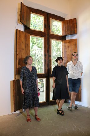 El comisario Oriol Fontdevila y la artista Lara Fluxà en el Casal Solleric