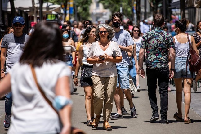 Archivo - Una mujer pasea sin mascarilla por el centro de Madrid, durante el primer día en el que no es obligado el uso de la mascarilla en exteriores desde el inicio de la pandemia, a 26 de junio de 2021, en Madrid (España)