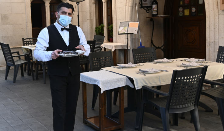 Un camarero en de un establecimiento hostelero en Santander. / Hardy