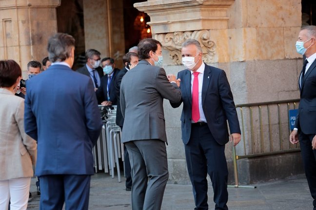 El presidente de Castilla y León, Alonso Fernández Mañueco (i), saluda al presidente de Canarias, Angel Víctor Torres (d), a su llegada a la Plaza Mayor de Salamanca para celebrar la XXIV Conferencia de Presidentes