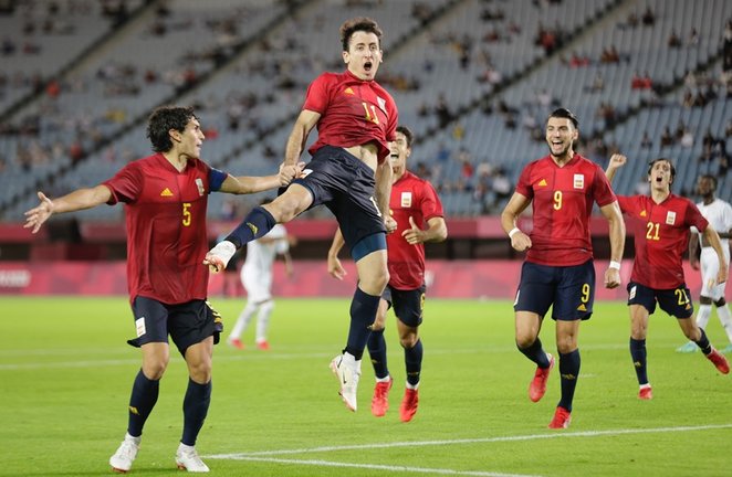 Mikel Oyarzabal celebra su gol en el España-Costa de Marfil de los Juegos Olímpicos de Tokio
