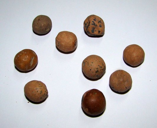Archivo - Canicas de barro expuestas como pieza del mes en el Museo González Santana de Olivenza