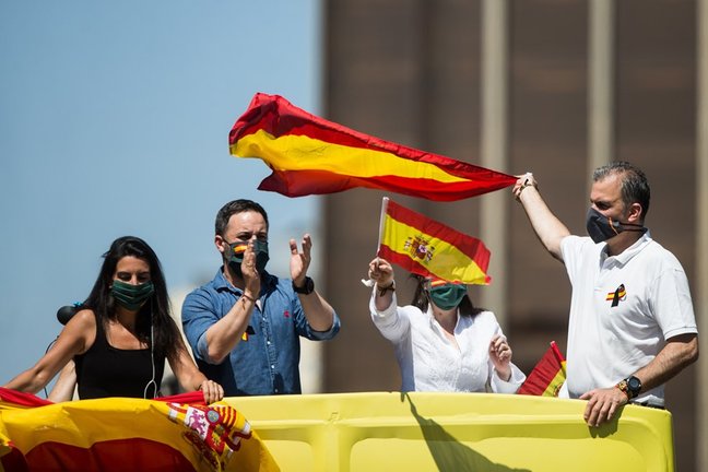 Archivo - Santiago Abascal y dirigentes de Vox con la bandera de España 