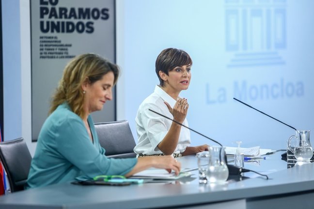 (I-D) La vicepresidenta tercera, Teresa Ribera, y la ministra Portavoz, Isabel Rodríguez, comparecen en una rueda de prensa tras una reunión del Consejo de Ministros en Moncloa, a 3 de agosto de 2021, en Madrid, (España). 