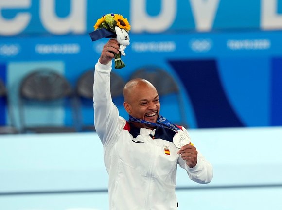 El gimnasta español Rayderley Zapata con la medalla de plata conquistada en la final de suelo de gimnasia artística de los Juegos Olímpicos de Tokio