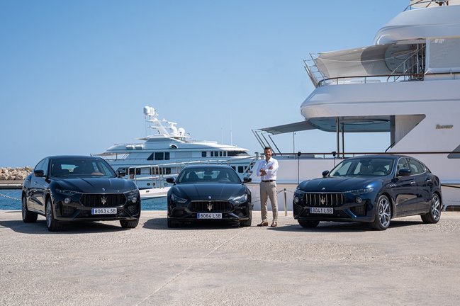 El CEO de OK Mobility, Othman Ktiri, junto a los Maserati que ha incorporado a su flota en Mallorca.