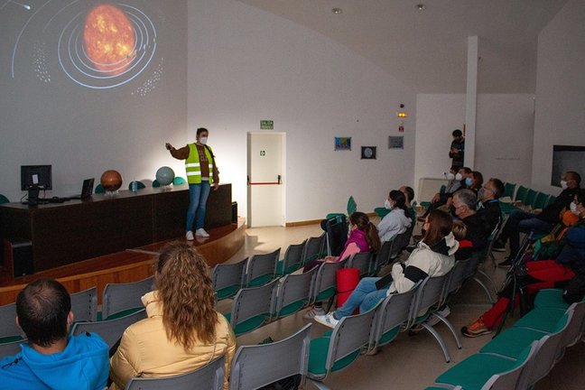 Explicación astronómica en el OAC del astrónomo Javier Ruiz.