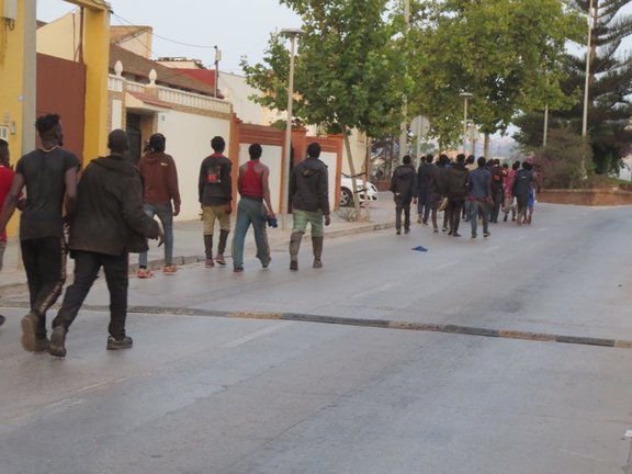 Imagen de archivo del grupo de migrantes de origen subsahariano que accedió a Melilla el 22 de julio y que camina hacia el Centro de Estancia Temporal de Inmigrantes (CETI) 