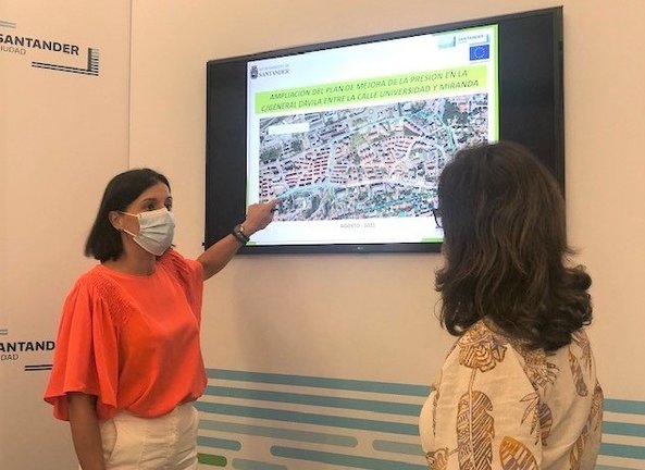La alcaldesa de Santander, Gema Igual, y la concejala de Medio Ambiente, Margarita Rojo, presentan la última fase de la mejora de la presión del agua en General Dávila