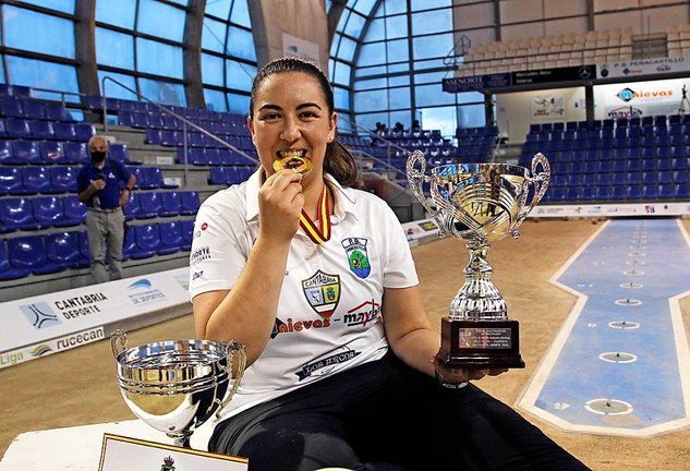 Judit Bueno, feliz, rodeada de los trofeos que la acreditan como campeona de España 2021.