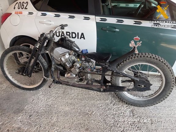 Motocicleta artesanal en la que circulaba el menor investigado