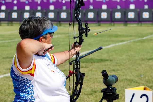 Carmen Rubio lanza una flecha durante las clasificatorias de arco compuesto de los Juegos Paralímpicos de Tokio