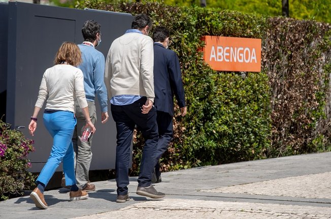 Archivo - Un grupo de personas entran en  la sede de Abegoa de Sevilla, en una foto de archivo.