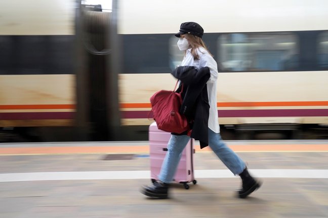 Archivo - Una mujer con su maleta en la estación de tren de Santiago de Compostela, A Coruña, Galicia (España),  
