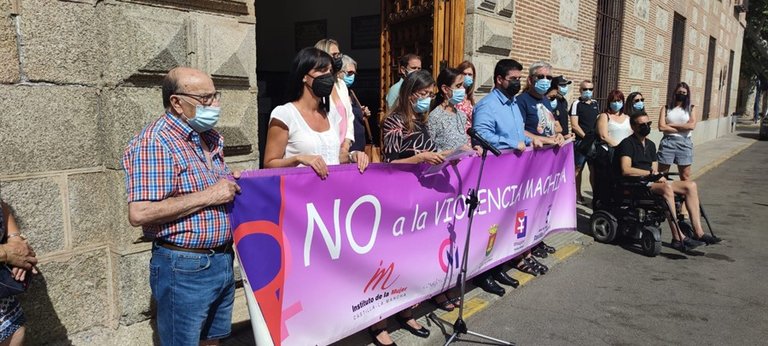El manifiesto del minuto de silencio en el Ayuntamiento de Talavera recuerda a los menores, víctimas directas de la violencia de género.