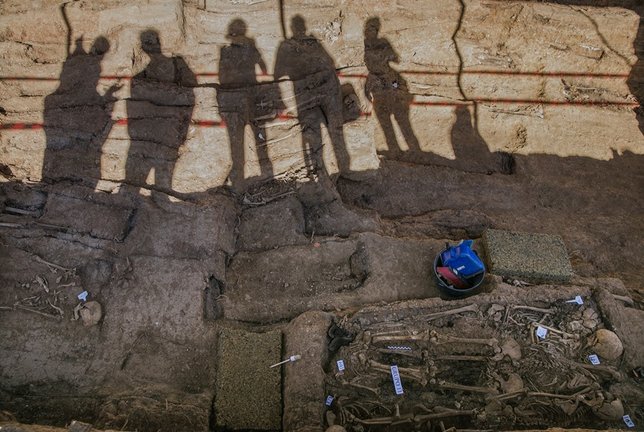 Archivo - Imagen de archivo de las excavaciones de la fosa de Pico Reja
