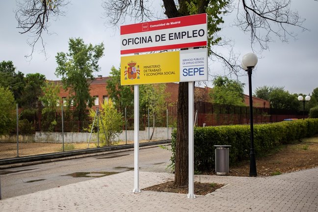Un cartel que anuncia una oficina del SEPE y oficina de empleo de la CAM, a 2 de septiembre de 2021, en Madrid (España) en una imagen de archivo.