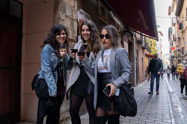 Archivo - Tres chicas con copas de vino durante el primer día de reapertura de la hostelería en Logroño 