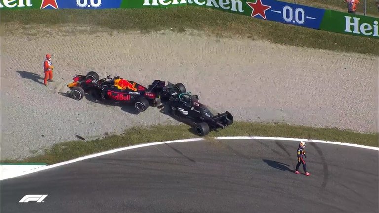 Max Verstappen y Lewis Hamilton abandonan el Gran Premio de Italia