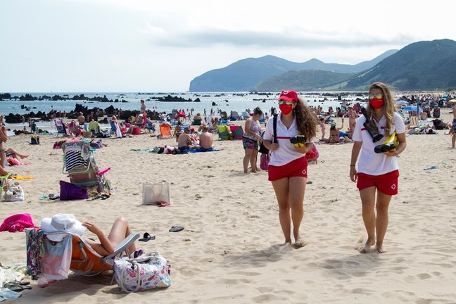 Archivo - Socorristas de Cruz Roja en la playa de Trengandín (Noja)